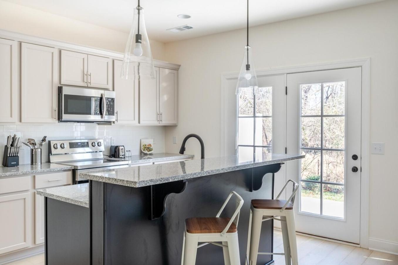 1 King 1 Queen 2 Double Garage Washer & Dryer * Nashville