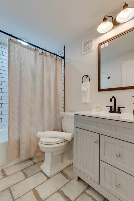 Newly Remodeled! Beautiful 3bd In East Nash! Holiday home *