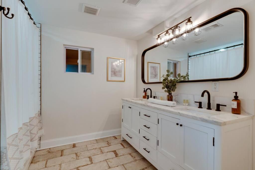 Newly Remodeled! Beautiful 3bd In East Nash! Holiday home *