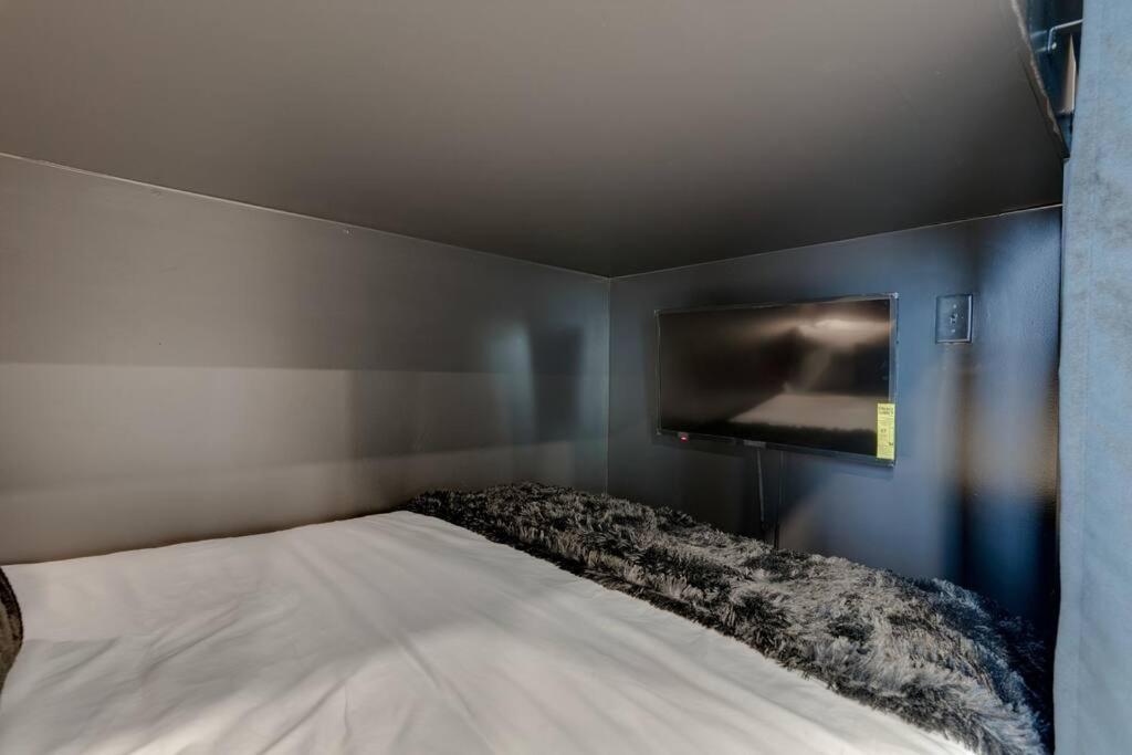 Apartment Brand New-luxury Apartment-downtown