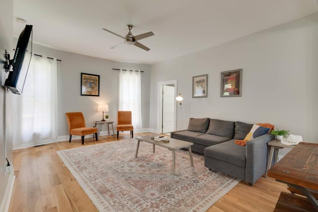 East Nash Retreat- Sleeps 10, Yard, Walk To Bars! Holiday home Nashville
