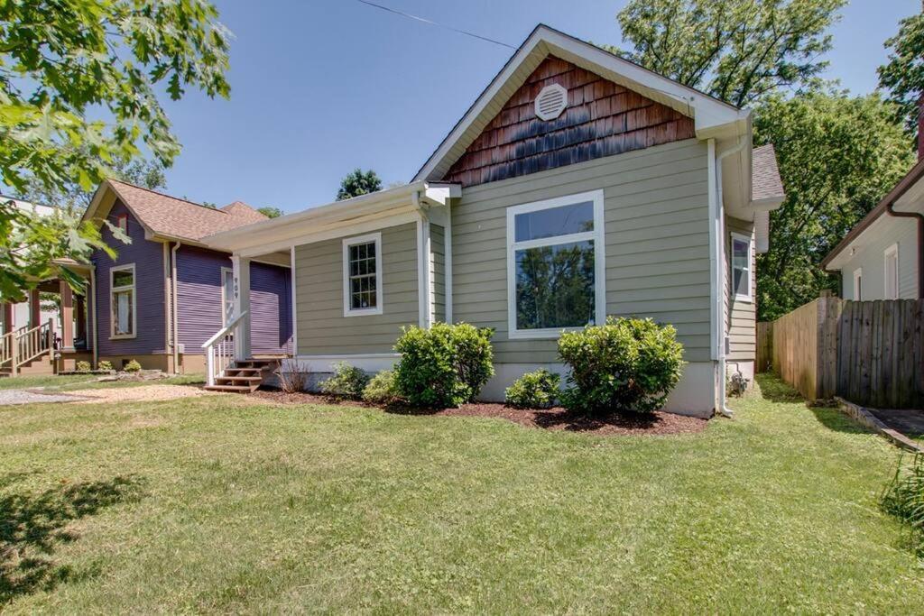 East Nash Retreat- Sleeps 10, Yard, Walk To Bars!