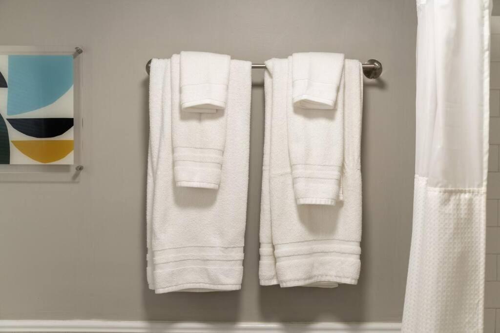 East Nash Retreat- Sleeps 10, Yard, Walk To Bars! Holiday home *