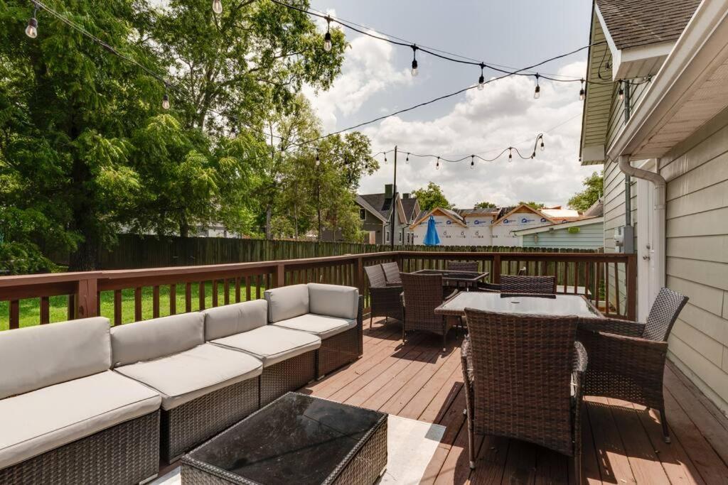 East Nash Retreat- Sleeps 10, Yard, Walk To Bars! Nashville