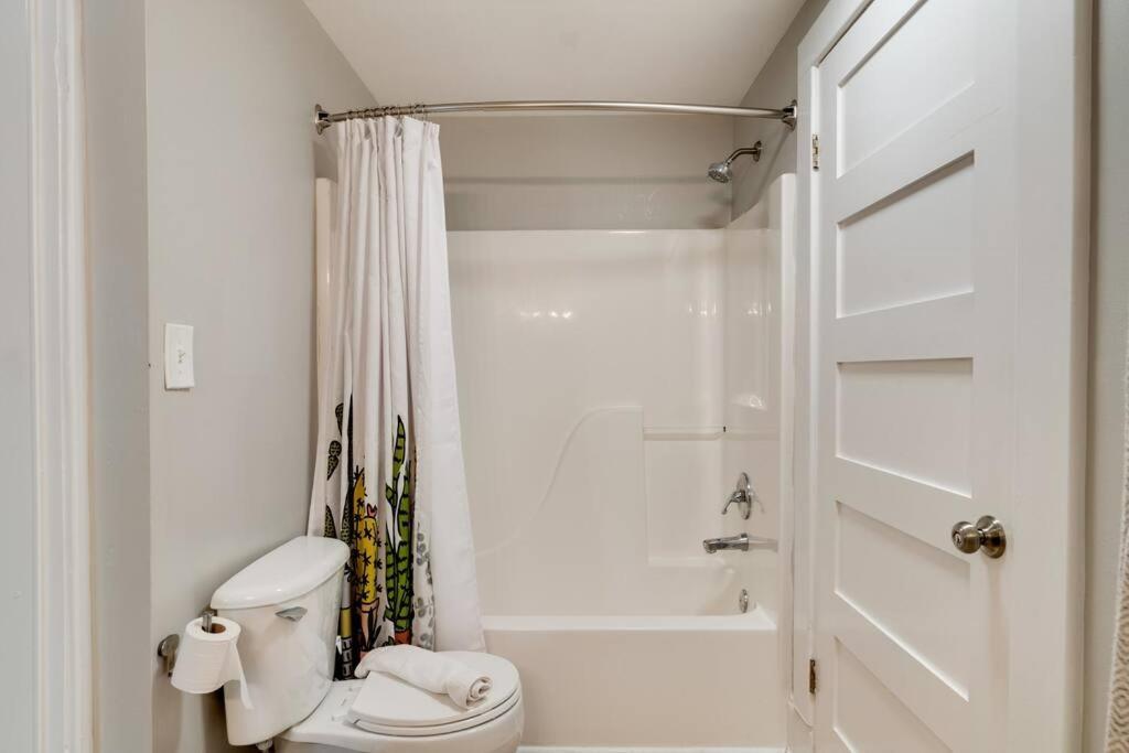 East Nash Retreat- Sleeps 10, Yard, Walk To Bars! Holiday home *
