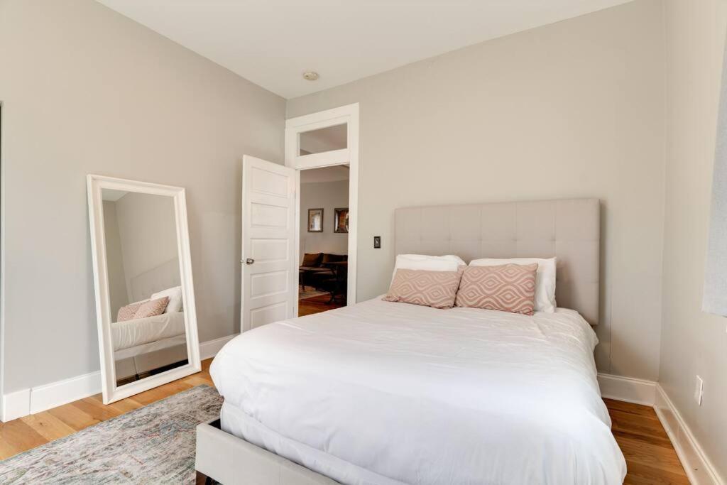 East Nash Retreat- Sleeps 10, Yard, Walk To Bars! Holiday home Nashville