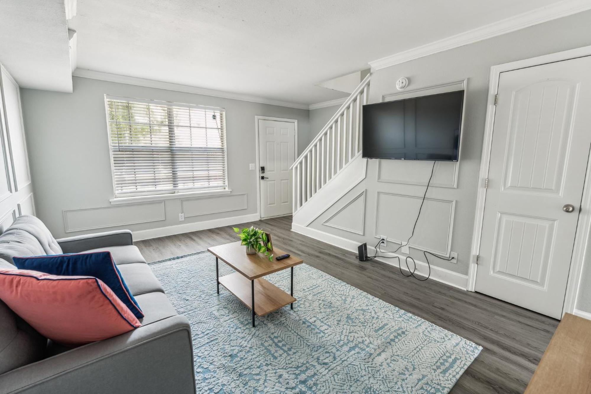 Brentwood D6 I Cozy & Comfy I 2bd I Free Parking Apartment