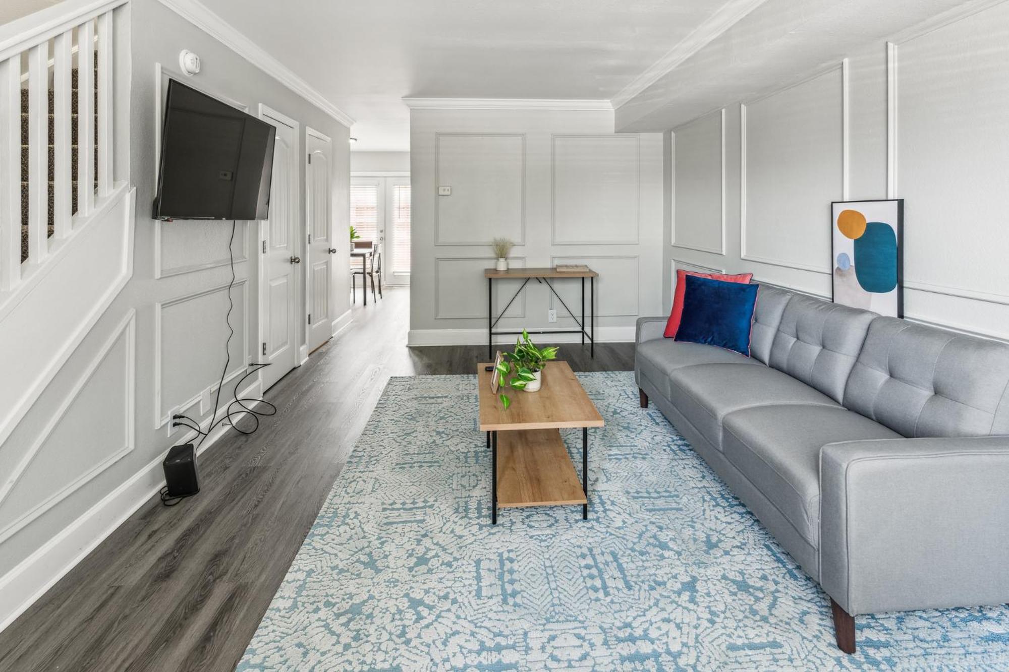 Brentwood D6 I Cozy & Comfy I 2bd I Free Parking