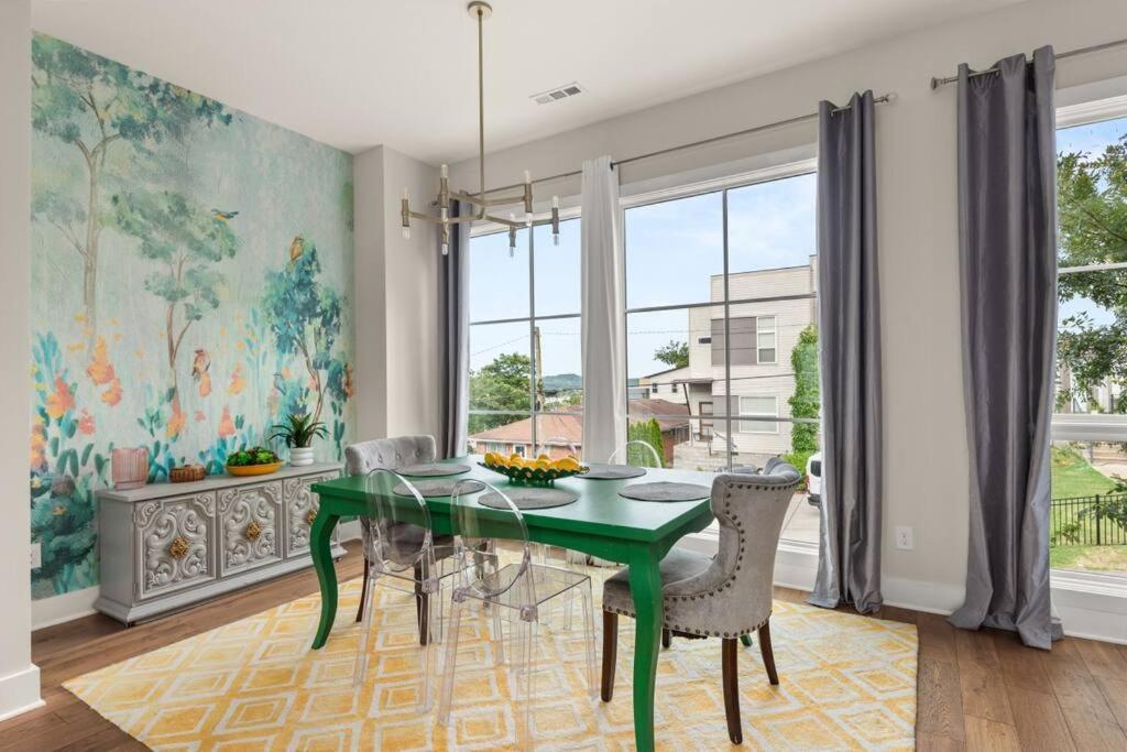 The Oasis Tropical With Rooftop Views Holiday home Nashville