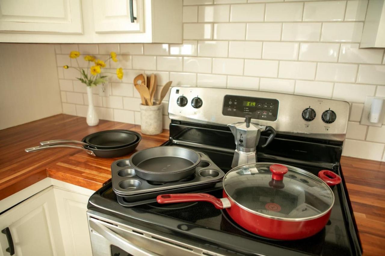 Cozy Getaway Mins To Downtown, Broadway Airport Holiday home *