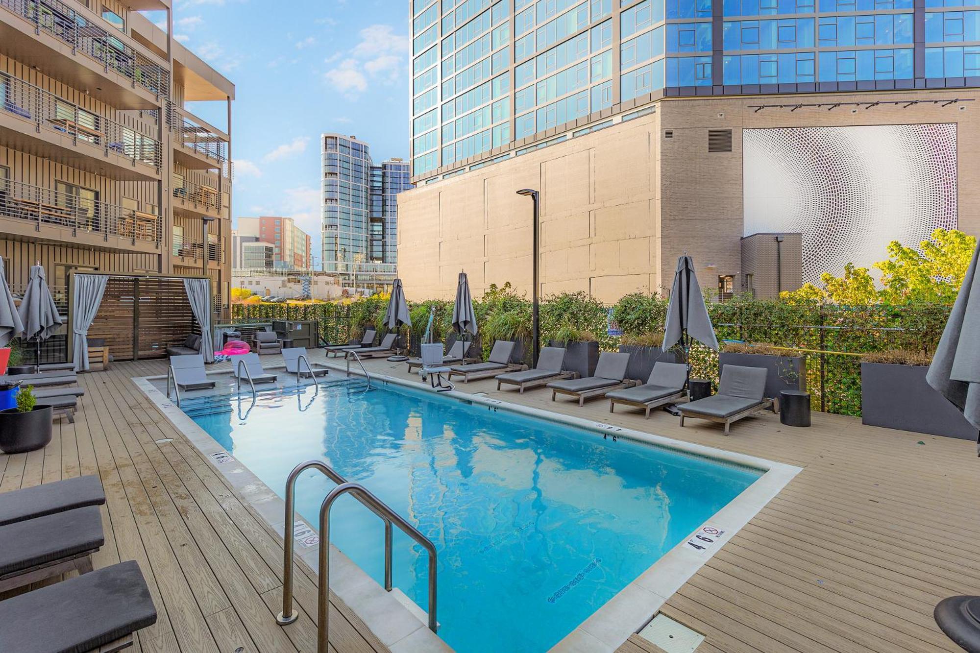 Luxury Penthouse With 2 Floors Pool Patio Gym Walk To Broadway Apartment *