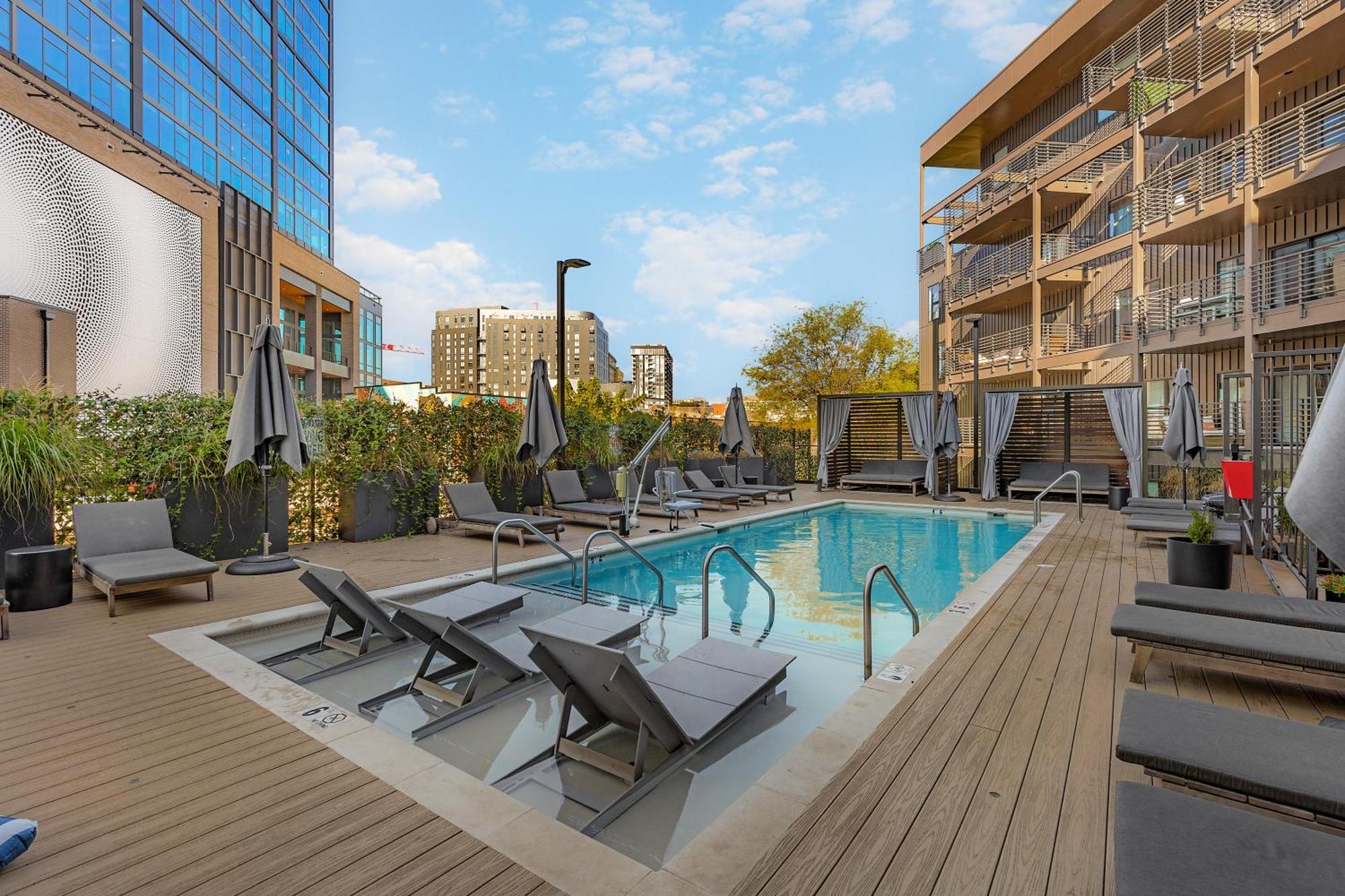 Apartment Luxury Penthouse With 2 Floors Pool Patio Gym Walk To Broadway Nashville