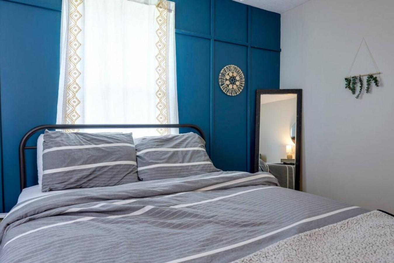 5 Min To Airport Pet Friendly Fire Pit Fenced Yard