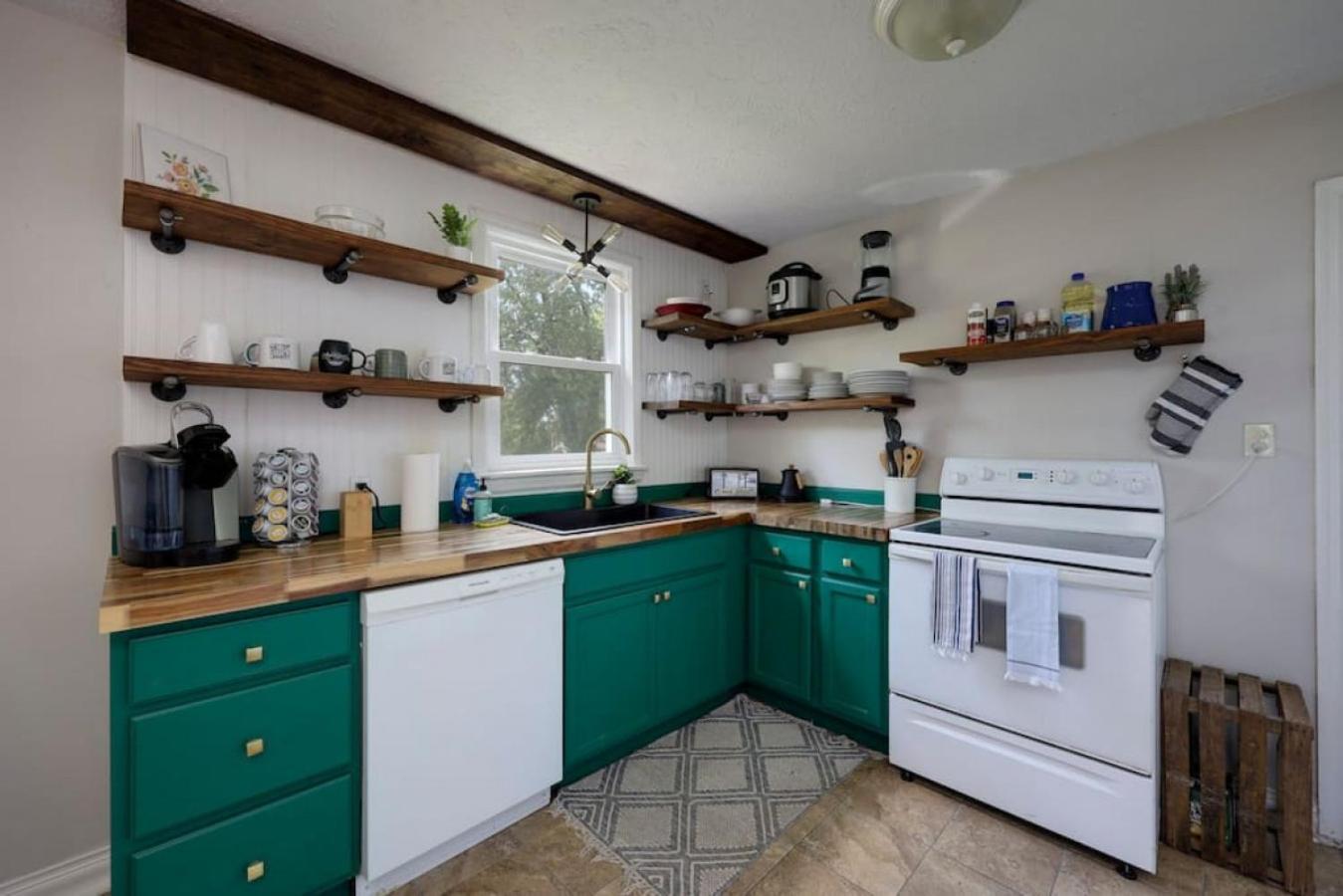 Holiday home 5 Min To Airport Pet Friendly Fire Pit Fenced Yard Nashville