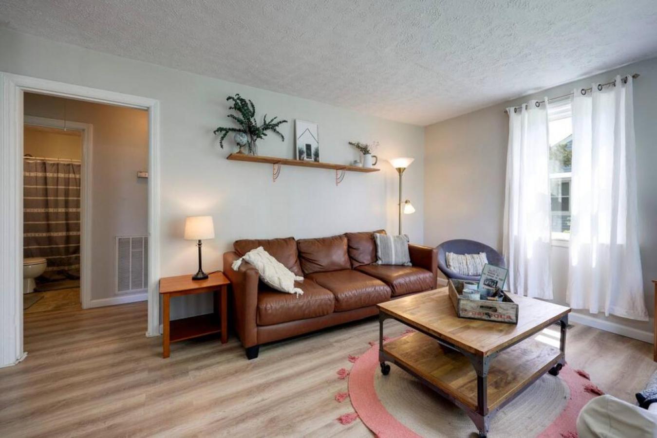 Holiday home 5 Min To Airport Pet Friendly Fire Pit Fenced Yard *