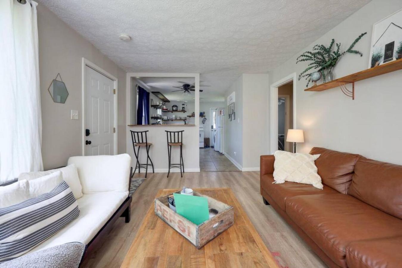 Holiday home 5 Min To Airport Pet Friendly Fire Pit Fenced Yard Nashville
