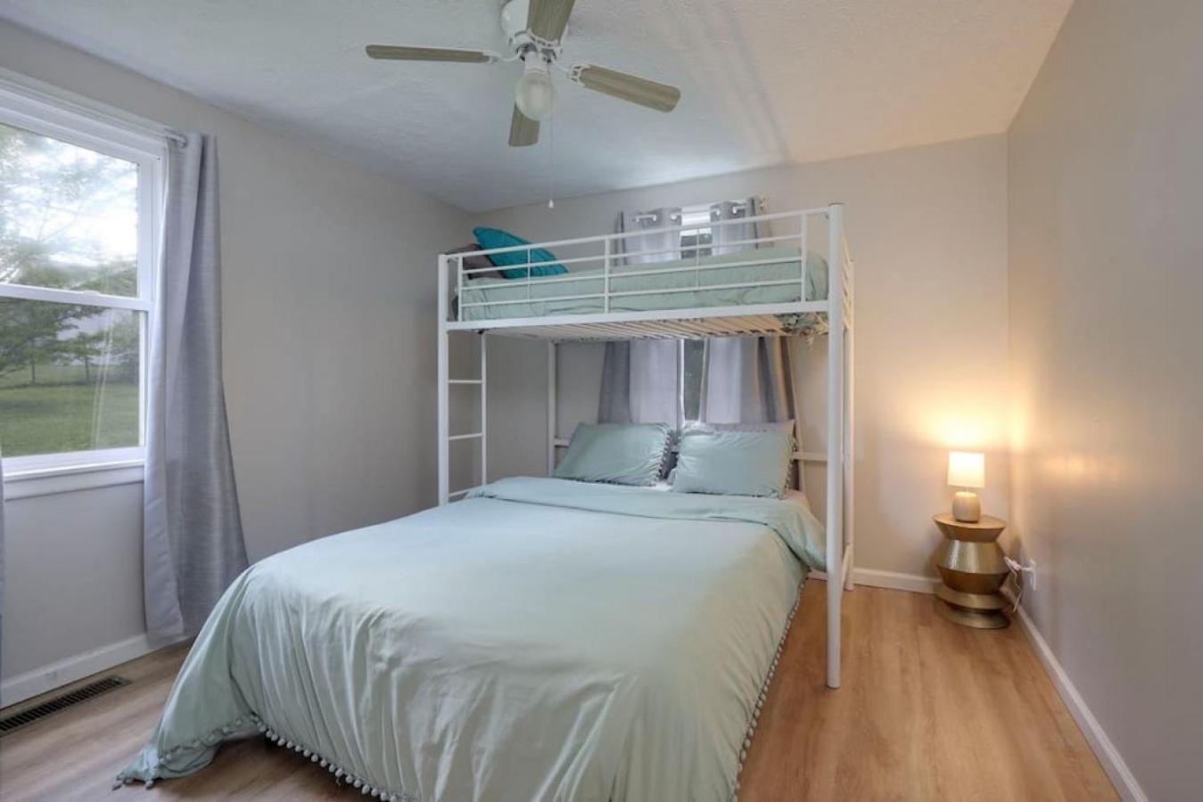 Holiday home 5 Min To Airport Pet Friendly Fire Pit Fenced Yard