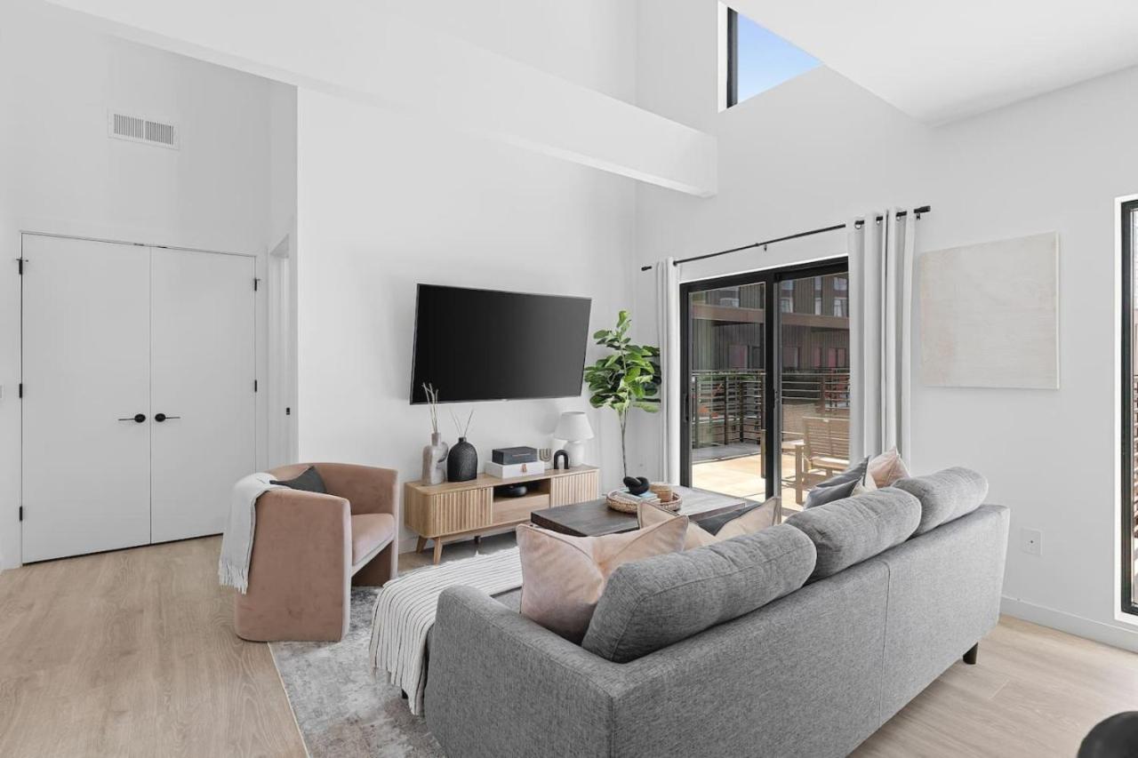 Luxury Penthouse With 2 Floors Pool Patio Gym Walk To Broadway Apartment