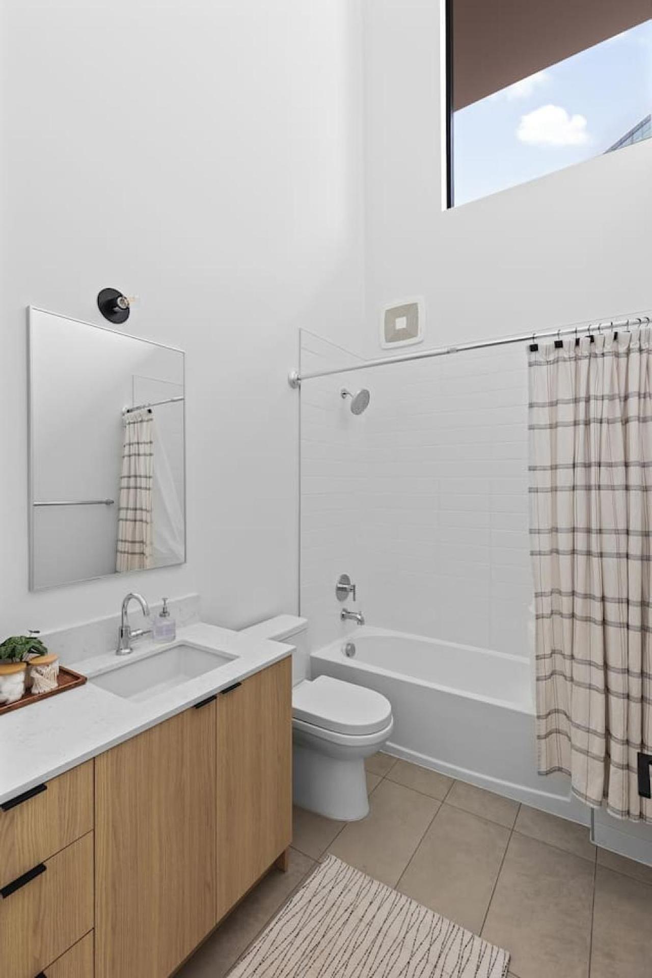 Luxury Penthouse With 2 Floors Pool Patio Gym Walk To Broadway