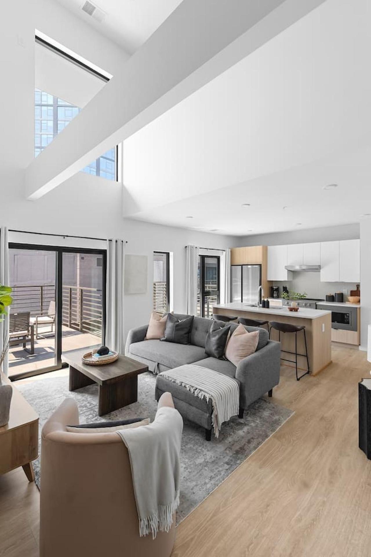 Luxury Penthouse With 2 Floors Pool Patio Gym Walk To Broadway Apartment