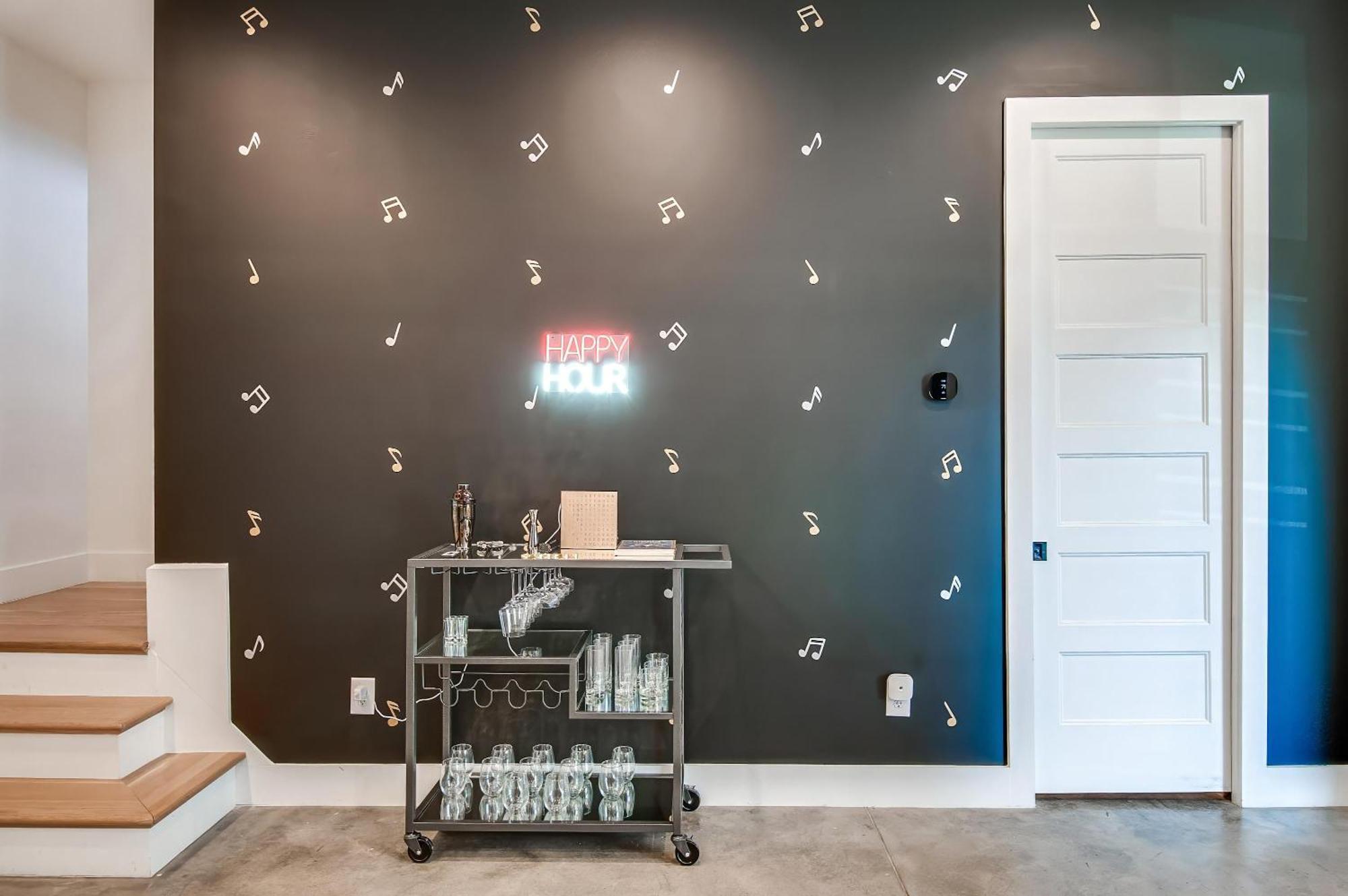 Close To The Gulch - Book Today * Nashville