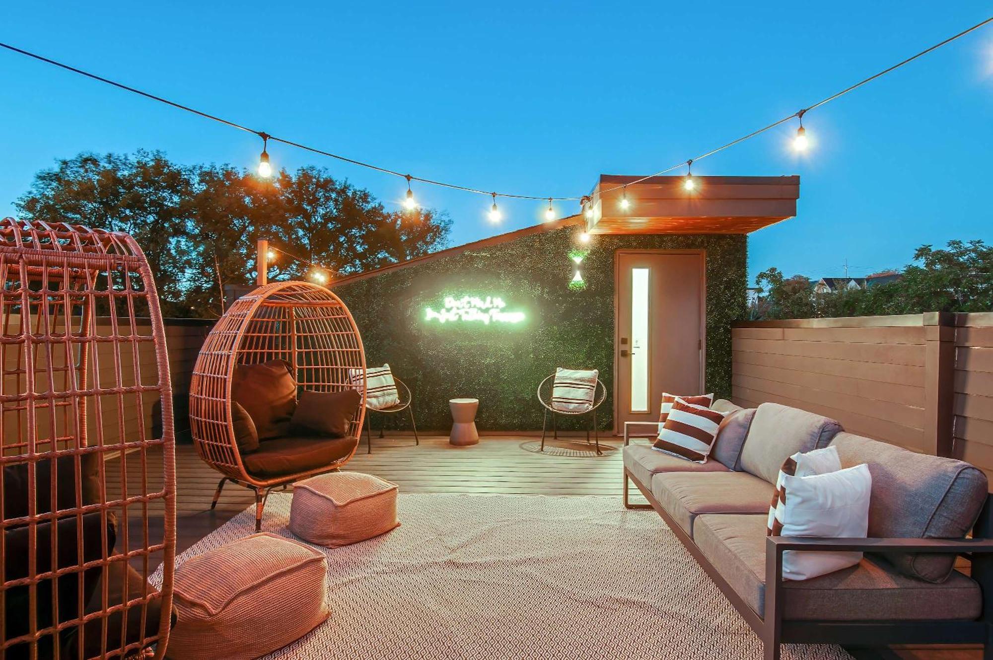 Close To The Gulch - Book Today