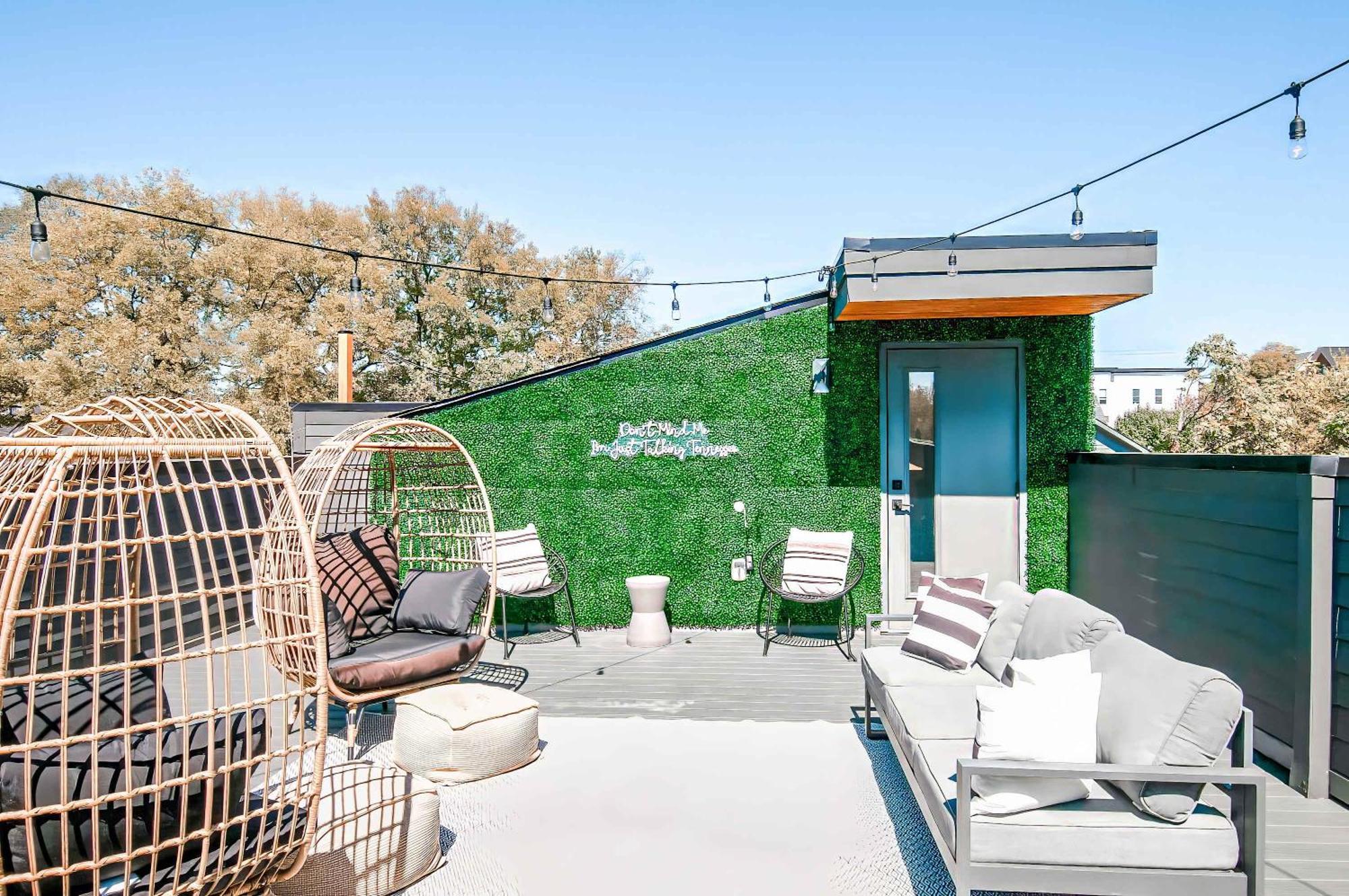 Close To The Gulch - Book Today * Nashville
