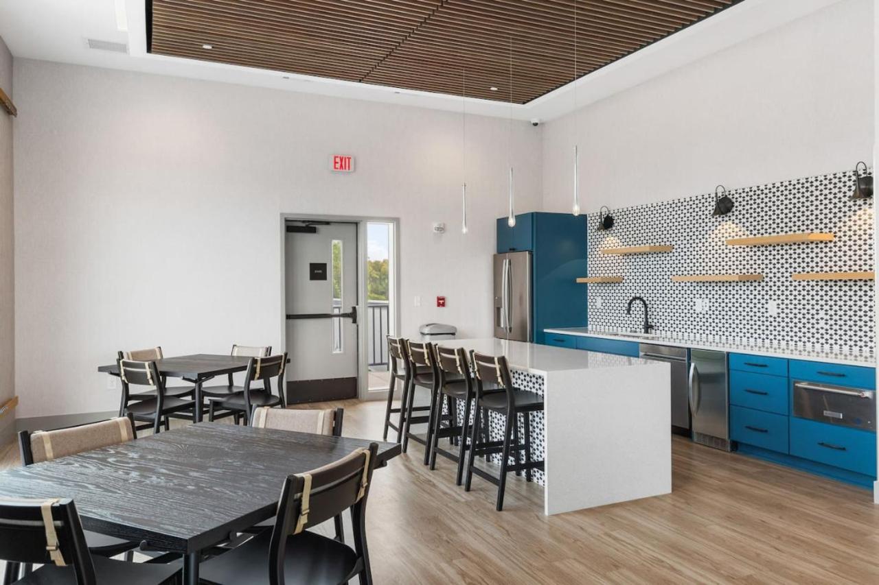Apartment Chic Music Row Rooftop Deck With View Gym Office And *
