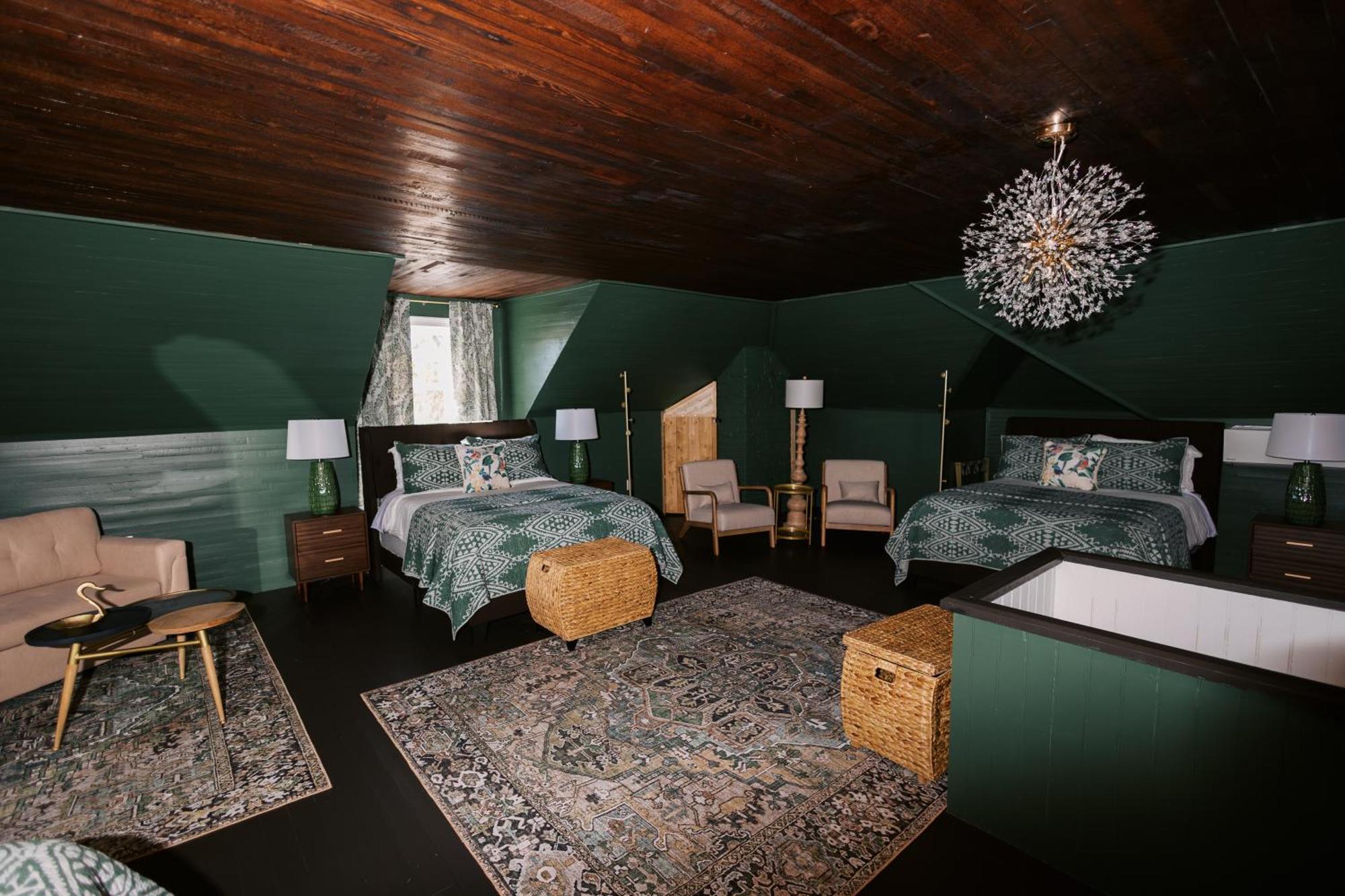 Revived Victorian L Sleeps 12! 8 Mins To Downtown Holiday home Nashville