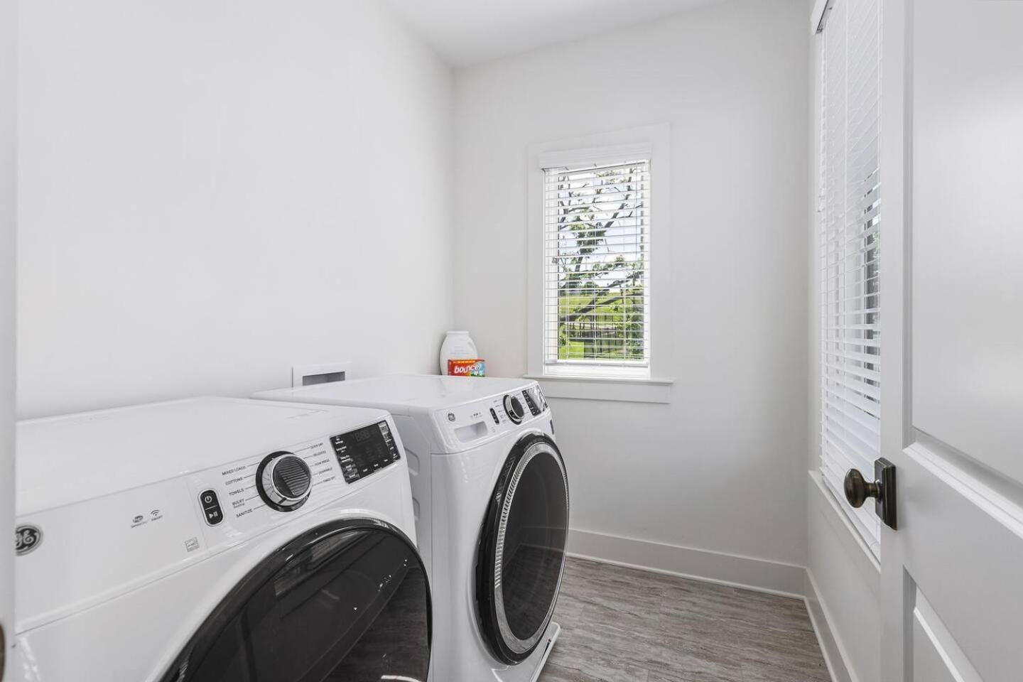 Stunning With Garage And Patio Walk To Restaurants 12 South And Belmont