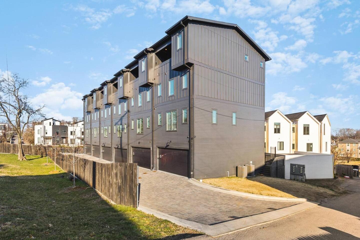Stunning With Garage And Patio Walk To Restaurants 12 South And Belmont Holiday home *