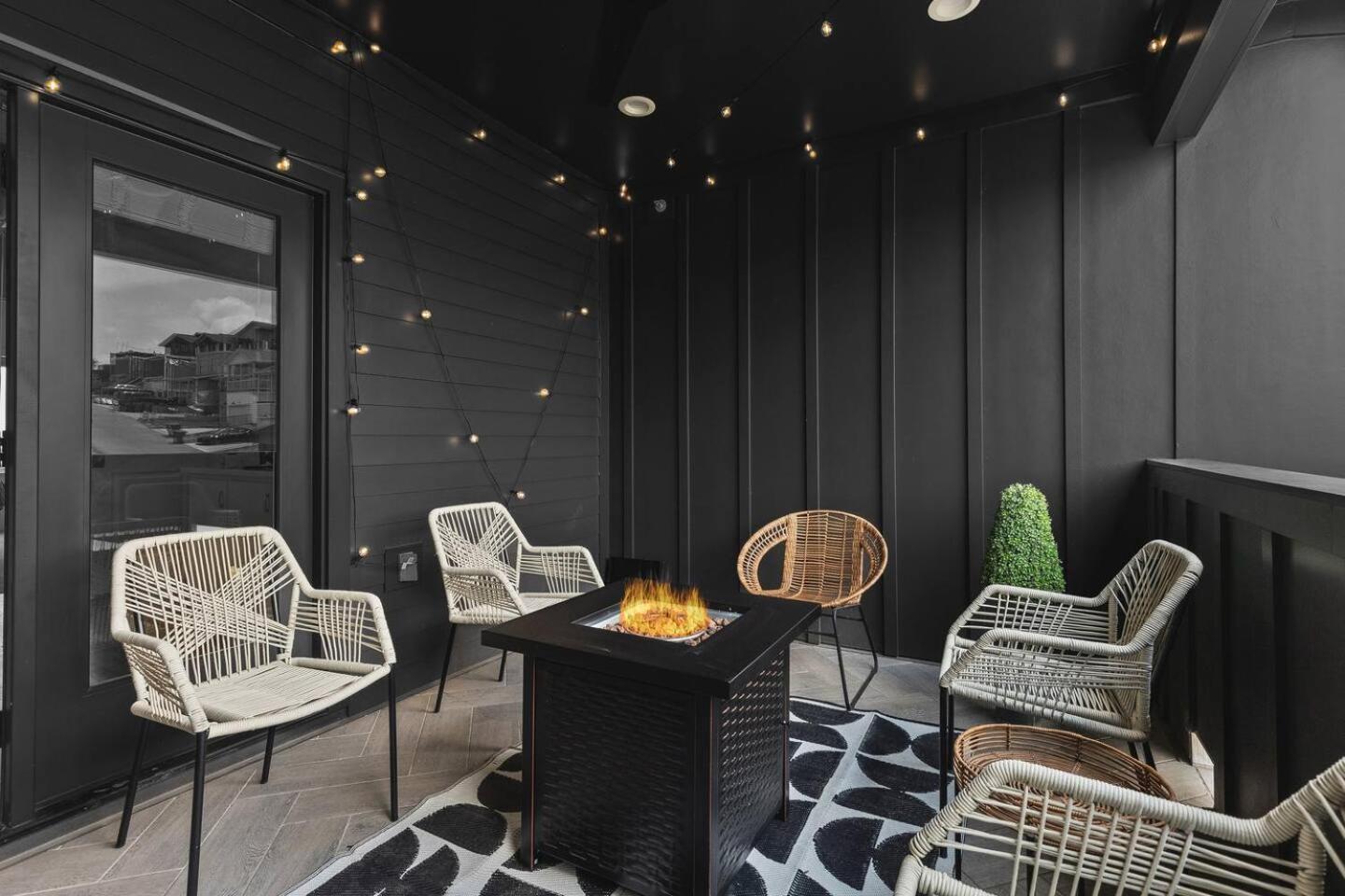 Stunning With Garage And Patio Walk To Restaurants 12 South And Belmont