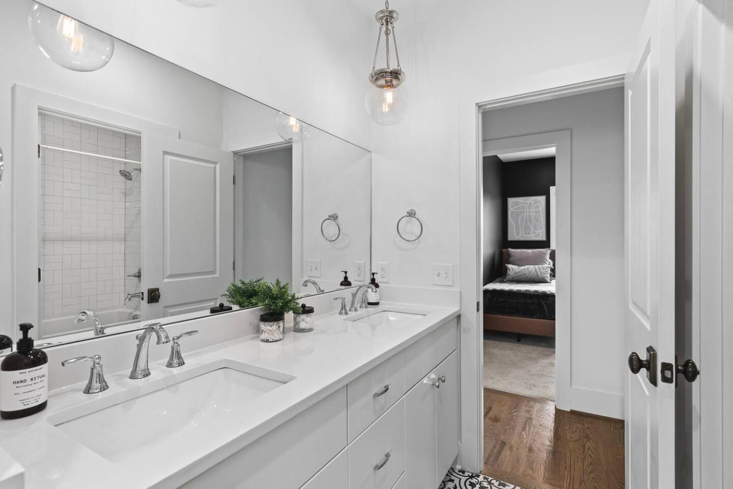 Stunning With Garage And Patio Walk To Restaurants 12 South And Belmont Holiday home Nashville