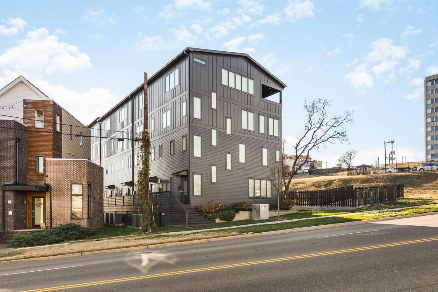 Stunning With Garage And Patio Walk To Restaurants 12 South And Belmont
