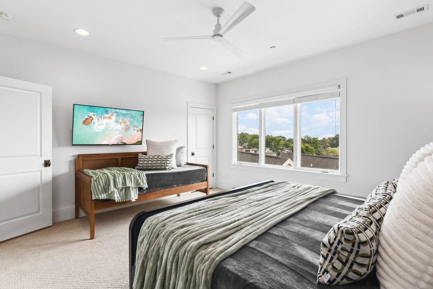 Stunning With Garage And Patio Walk To Restaurants 12 South And Belmont *