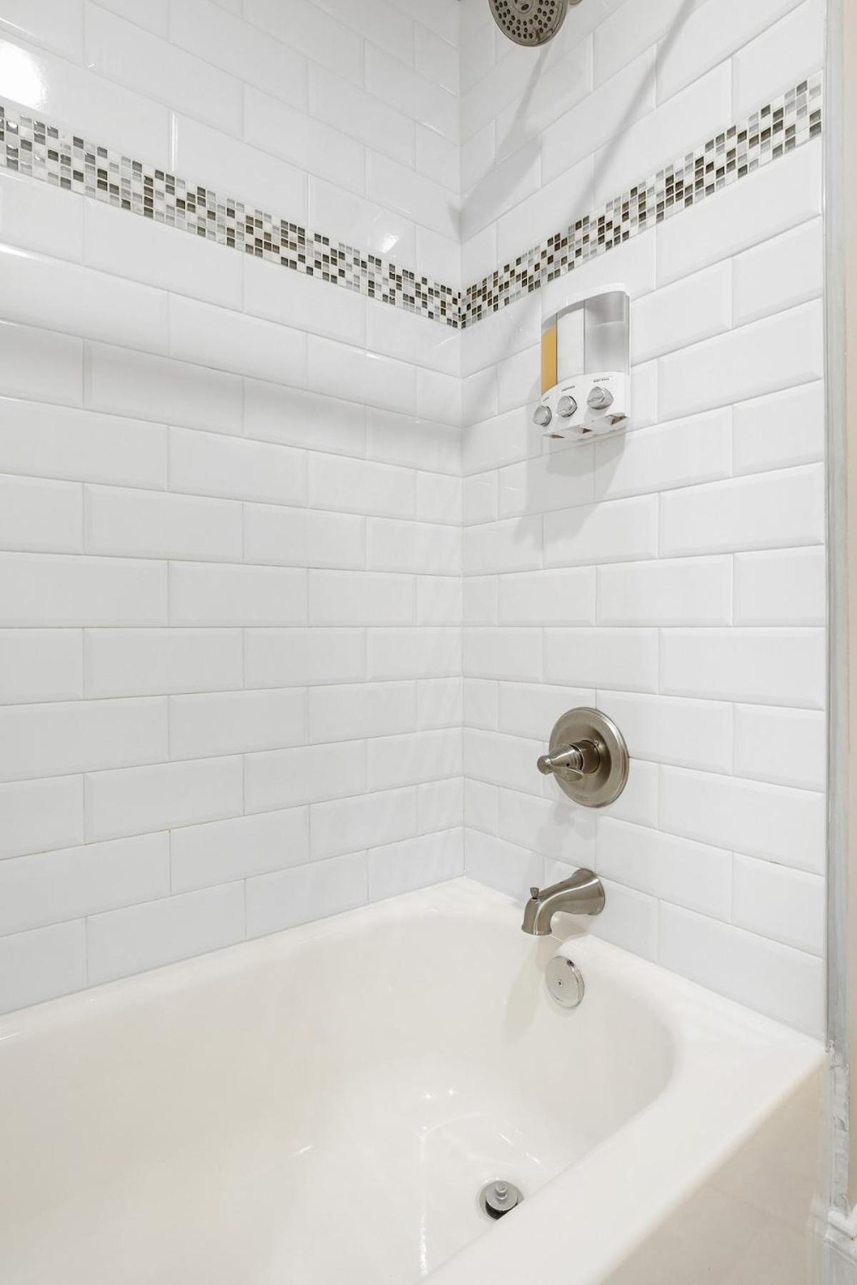 5 Mins To Downtown - Big Luxury House - 7 Beds *