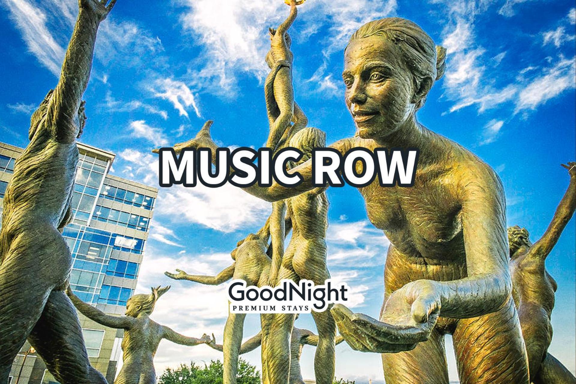 Vivid Vocals - 4 Mins To Broadway - Rooftop Patio Holiday home *