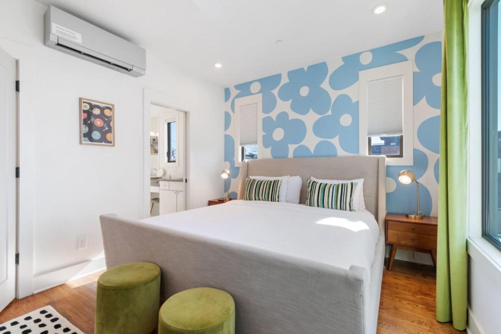 Holiday home 11 Beds 6 Full Baths With Rooftop Deck *