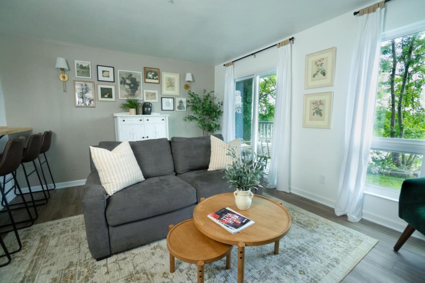 Stunning Riverfront Getaway In Downtown Holiday home *
