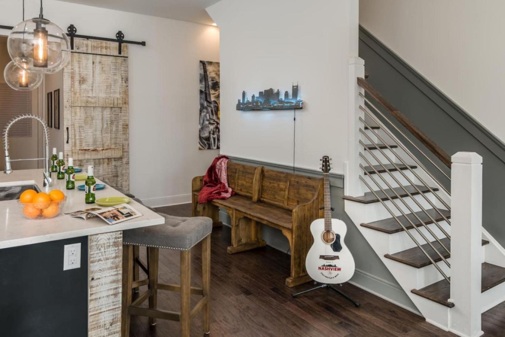 The New Nashview Rooftop-skyline View - Sleeps 12 Holiday home