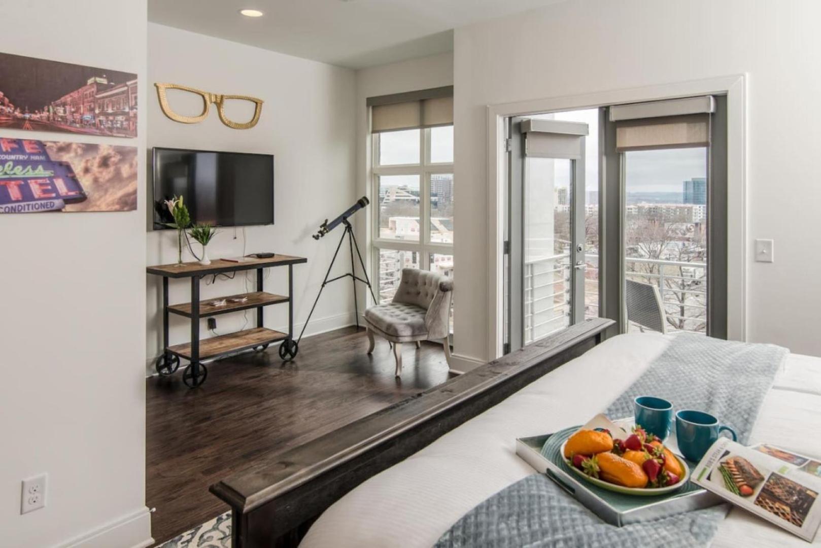 The New Nashview Rooftop-skyline View - Sleeps 12 Holiday home *