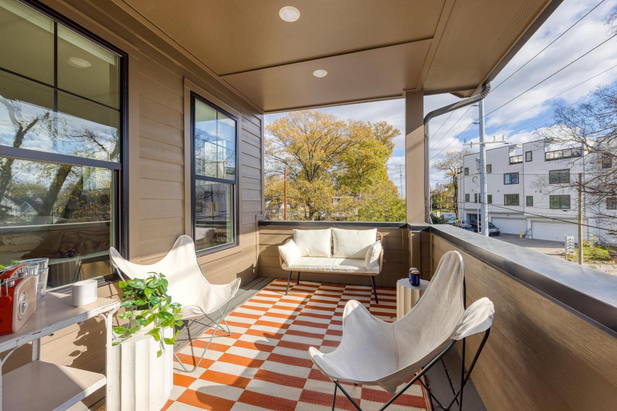 The Stage By Avantstay Chic 4bdr W Covered Balcony Modern Newly Built Holiday home *