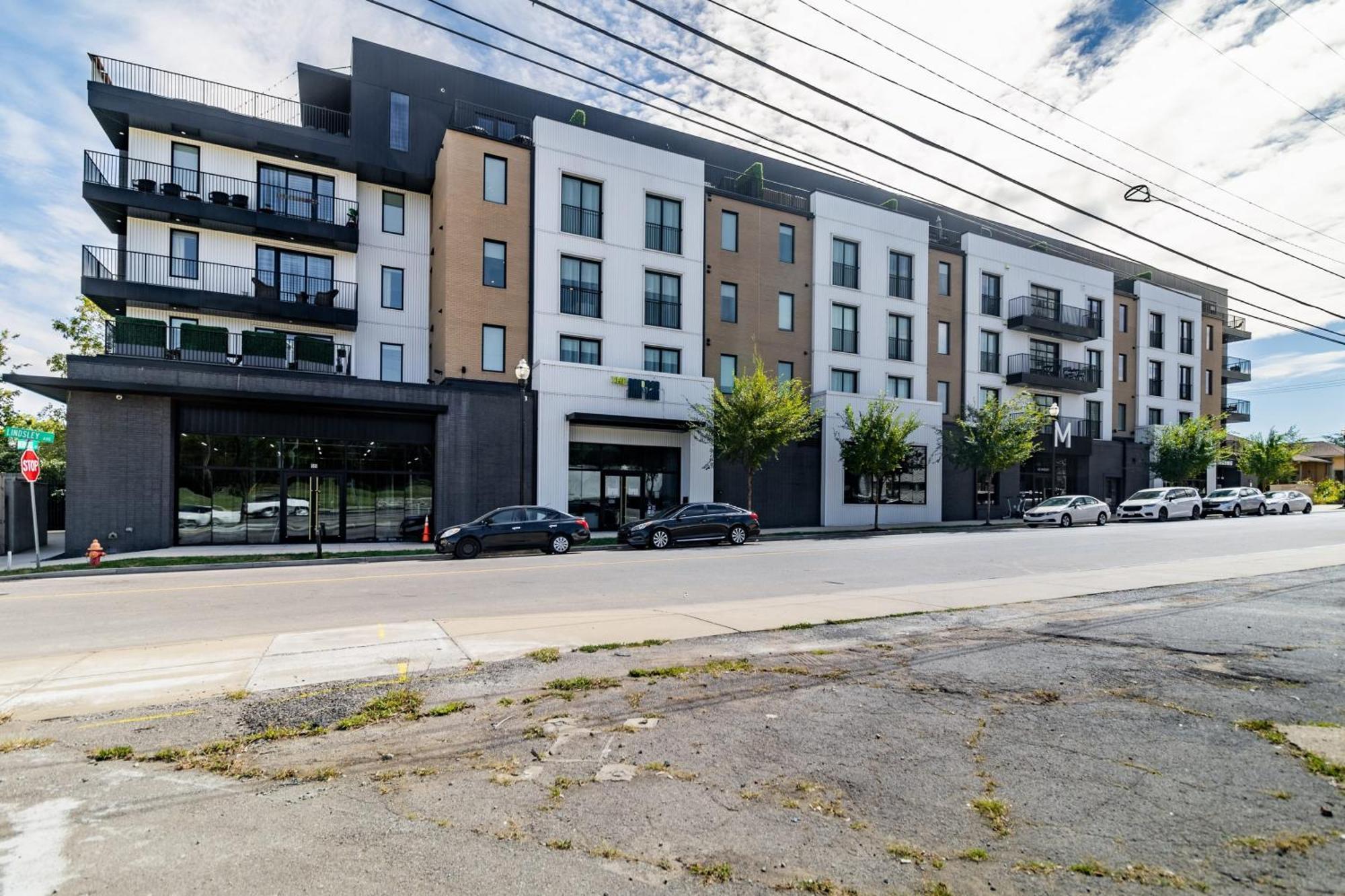 Lindsley By Avantstay Balcony Modern Design A Downtown Location Holiday home Nashville