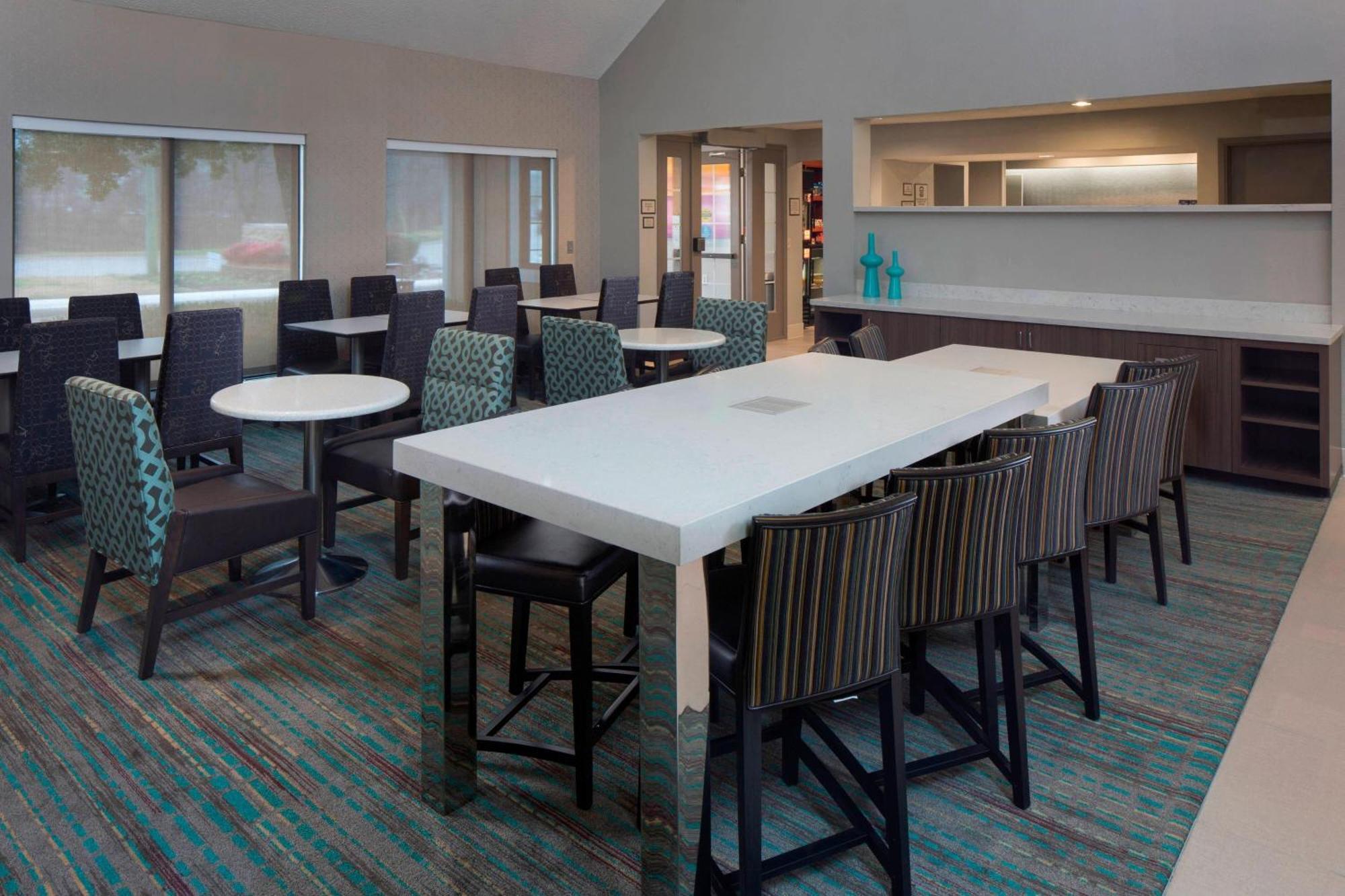 Hotel By Marriott Airport 3*