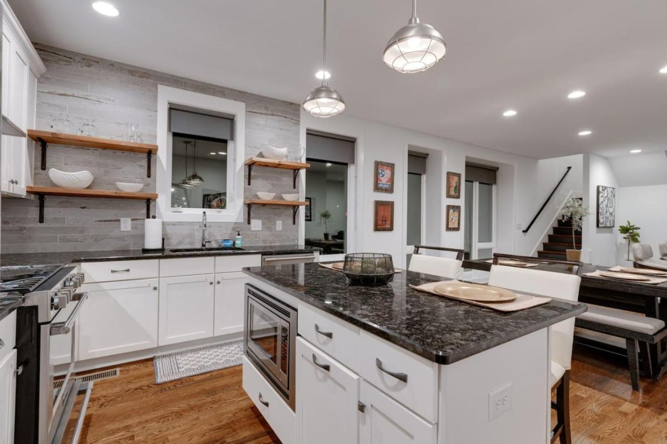 Elegant Townhouse Near Broadway *