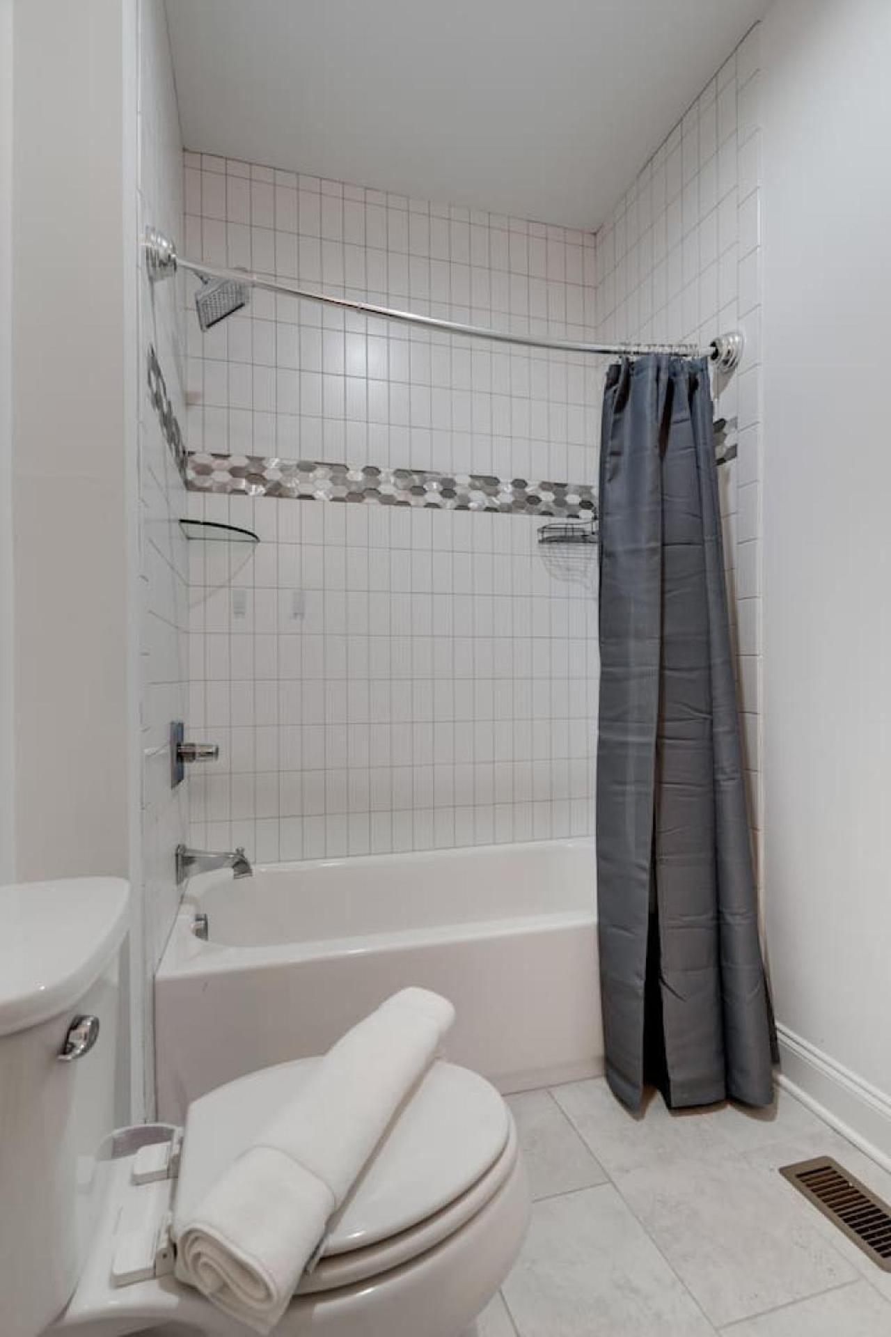 Elegant Townhouse Near Broadway *