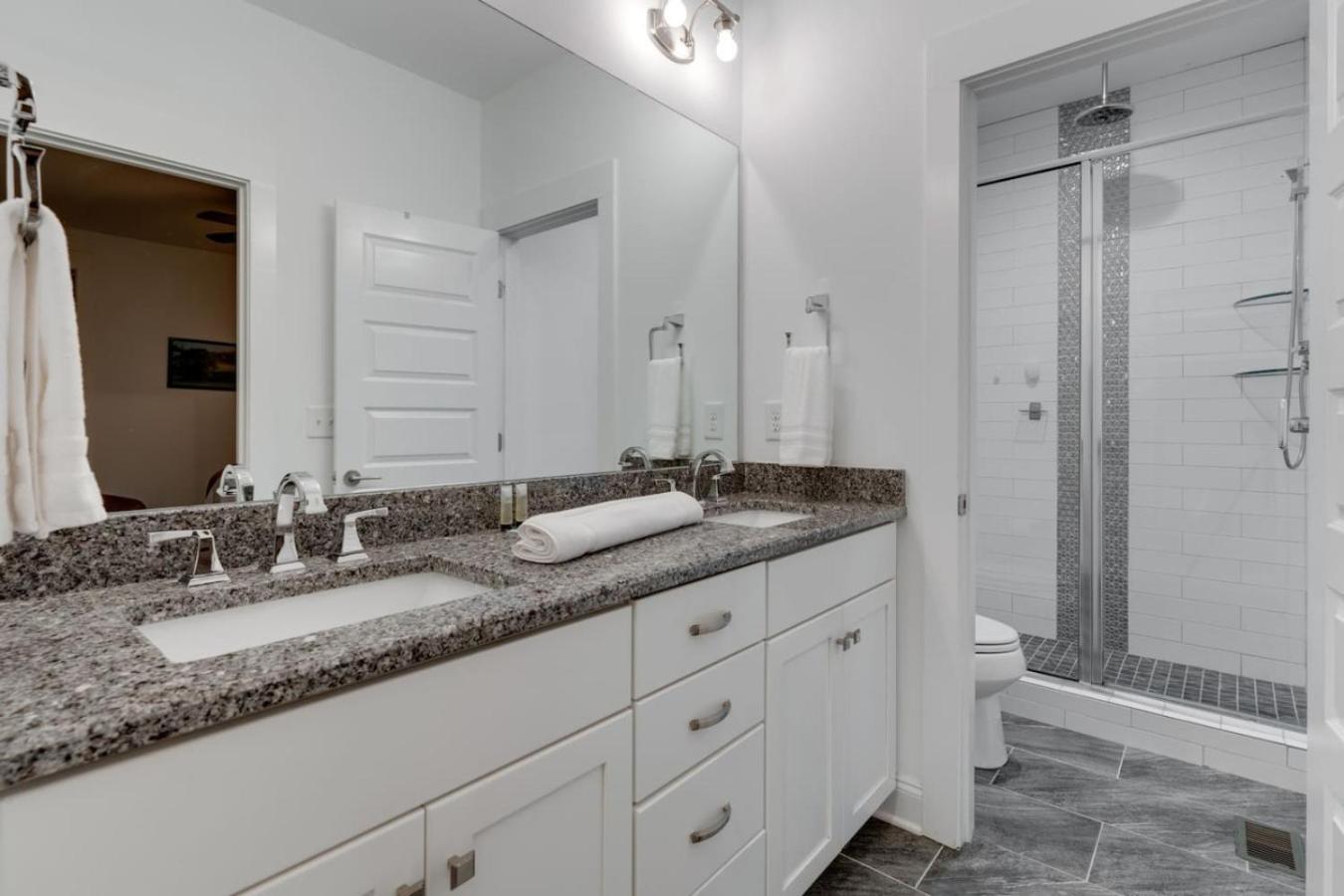 Elegant Townhouse Near Broadway