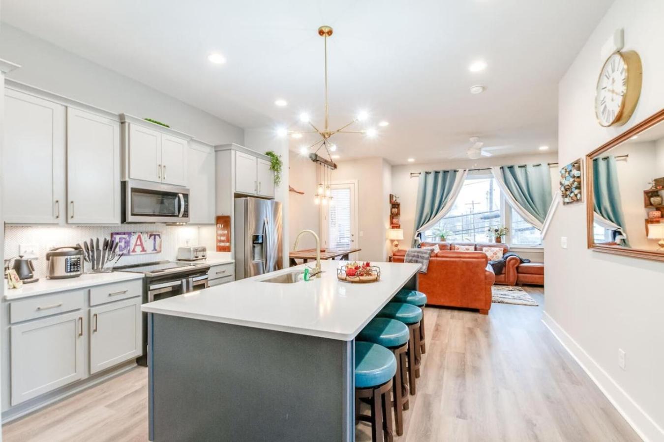 Spacious Contemporary Townhome With Private Rooftop