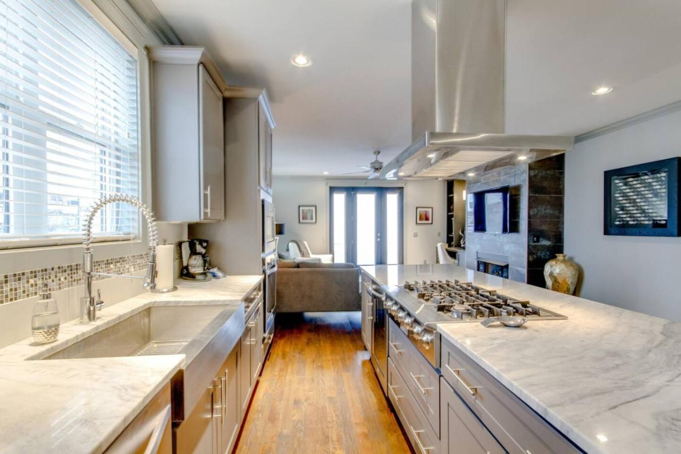 Gulch Getaway The Nash Nest Epic Rooftop Holiday home Nashville