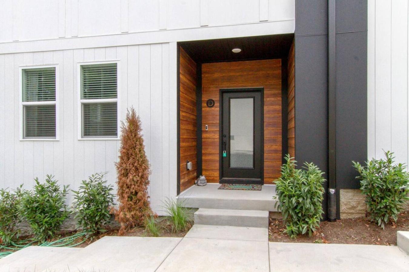 Modern Downtown Brand New Great Location Holiday home *